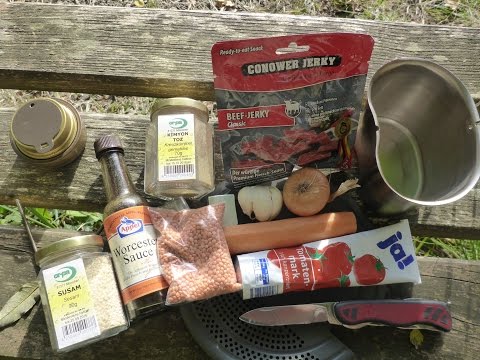 Roter Linseneintopf im Feldflaschenbecher