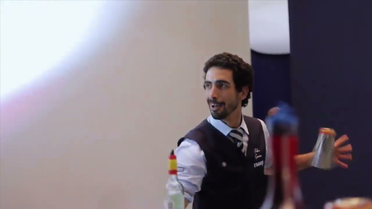 Pedro García Campeón de España de Flair Bartending en acción