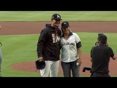 STL@MIA: Martina Navratilova on first pitch, tennis