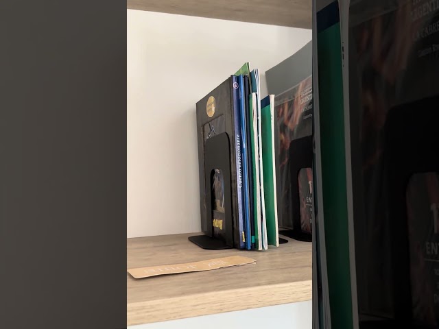 Vídeo relacionado con Soporte para libros de mano de bruja, sujetalibros friki de resina único para Halloween, tope antideslizante, decoración gótica del hogar, adorno de soporte para libros para niños y estudiantes