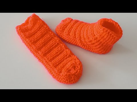 Knit super quick and easy worm socks for babies with circular knitting needles 🐛