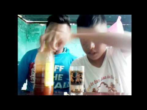 Yo y mi primo asiendo el reto de los shots de salsa y el reto del chile jalapeño