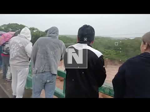 Llega el turbión al puente de Tarumá en El Torno