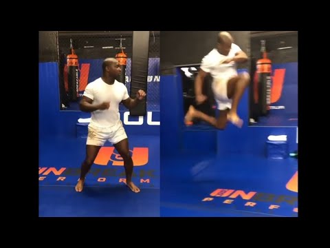 OT GENASIS KICKBOXING TRAINING GOT A SERIOUS FLYING KNEE MOVE