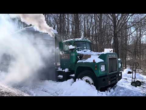 Cold starting a 1973 r600 Mack 0degrees 237 engine pulling a 1940s van trailer