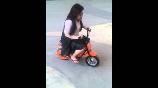 preview picture of video 'Cewe Imut Naik scooter'