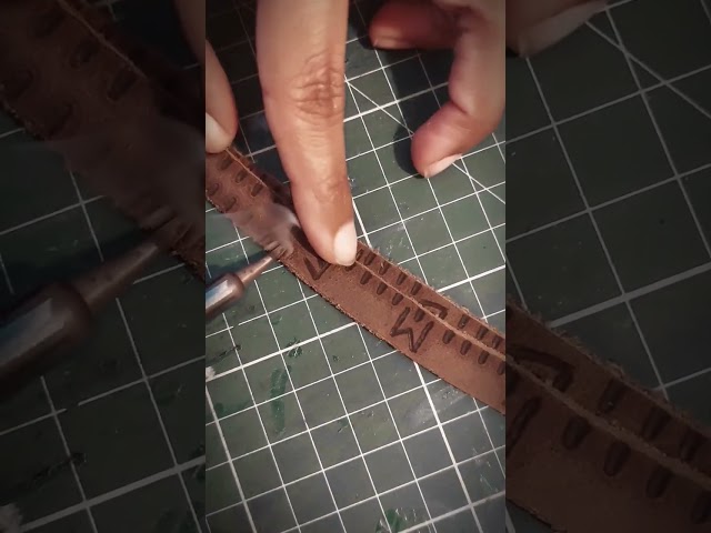 Vídeo relacionado con BBTO 6 Pulseras de Cuero Tejidas de Halloween Brazalete Trenzado Punk para Hombres Mujeres Pulsera de Cuero Gótica Negra Ajustable para Regalos de Joyería de Fiesta (Estilo Pluma)