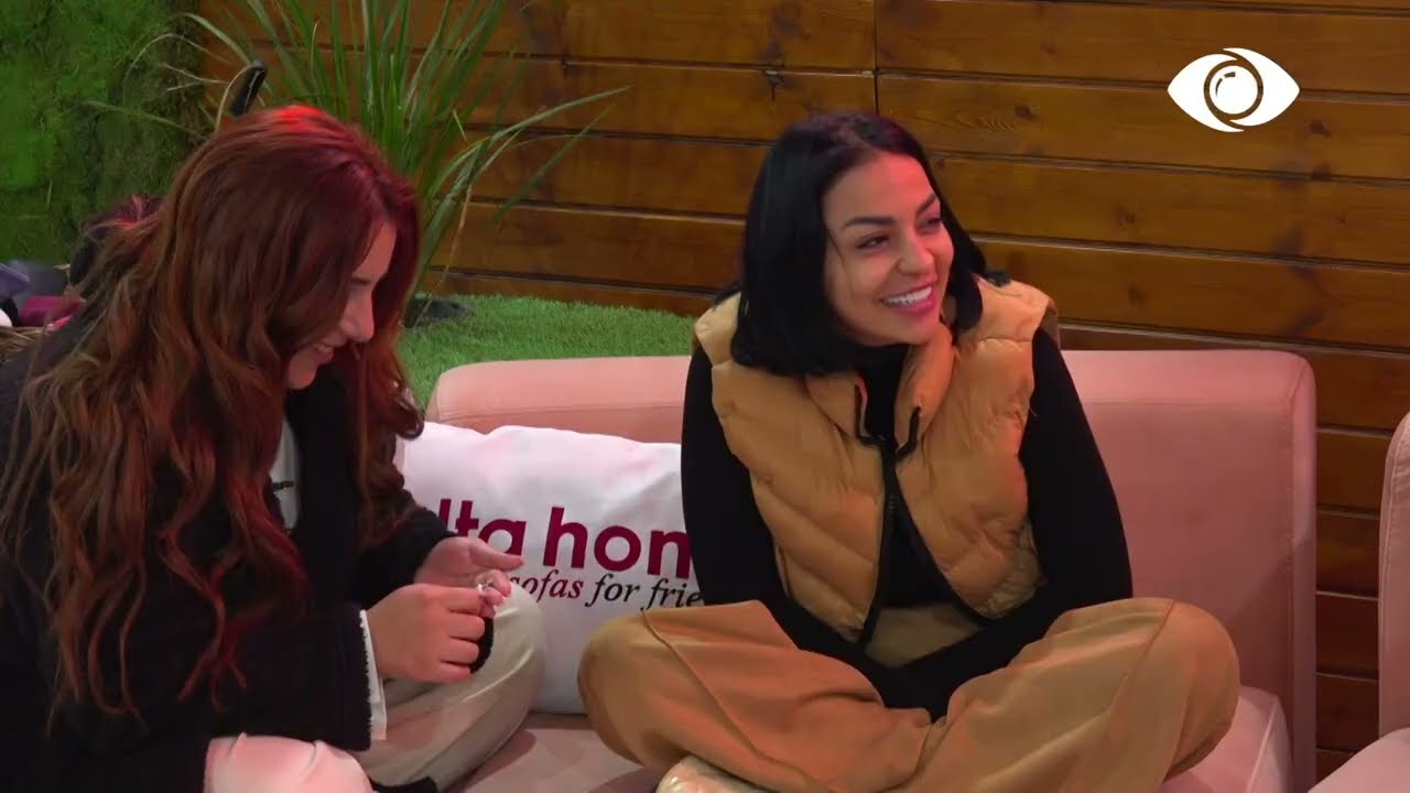 Unë do i vë flakën shtëpisë/Banorët bisedojnë në oborr