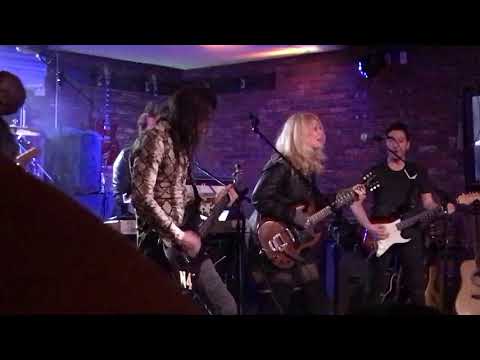 Barracuda with Nancy Wilson, Liv Warfield, and Nuno Bettencourt