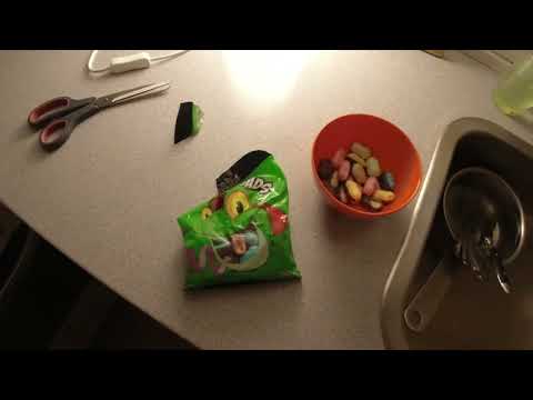 MongoTV_9169 - ÅBNER STOR POSE BOLCHER SENT SØNDAG AFTEN