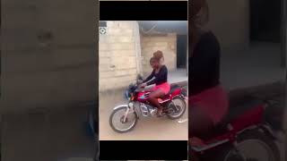 Isso também já me aconteceu, por isso odeio andar de moto 😂