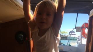 Sophie no veleiro Lucky Lady