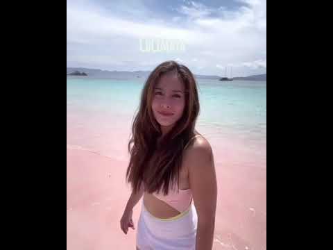 Wulan Guritno jalan jalan di Pink Beach