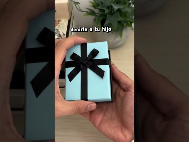 Vídeo relacionado con Mikovivi Collar con Colgante de Libro, Grabable y Fácil de Abrir Lindo Bonito Collar Libro Personalizado para Cumpleaños y Graduación (Hijo)