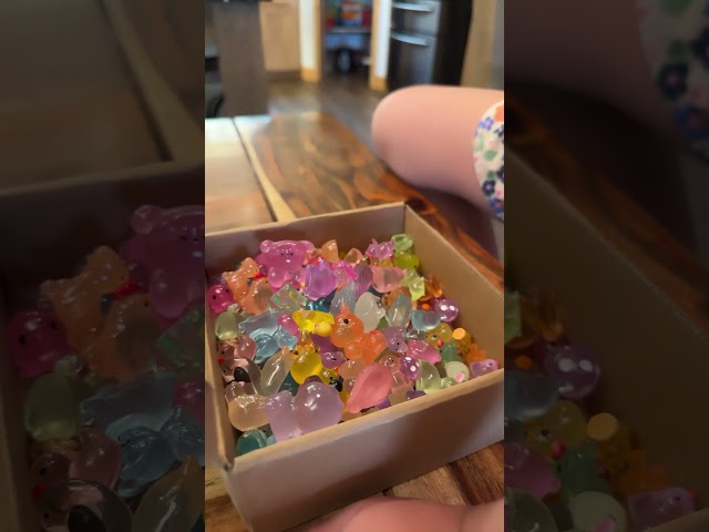 Vídeo relacionado con 101 minitortugas de resina que brillan en la oscuridad con caja de 17 cm. Animales de resina luminosos para jardín, paisajismo, decoración de casas de muñecas. Figuras en miniatura de animales de