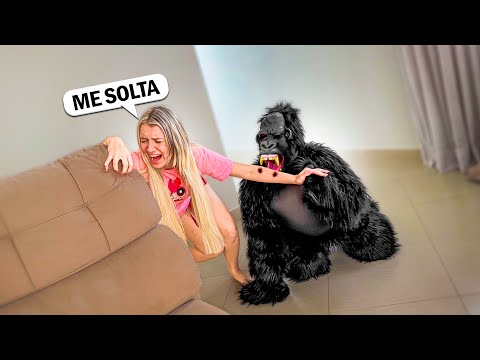 O GORILA MALVADO MORDEU O BRAÇO DA PRODUÇÃO E FUGIU !! 