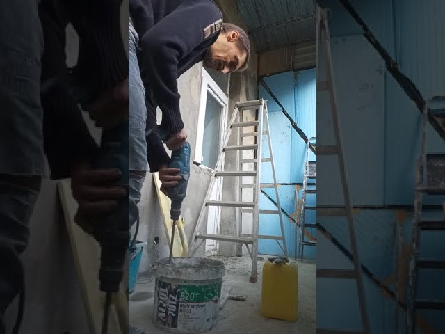 Фото Штукатурка верхнего откоса балконного блока цементно-песчаным раствором. Этап после установки контрашульцев на углы. Шпаклевать после штукатурки эти стены и откосы хозяин не планирует, поэтому контрашульцы сразу ставили на штукатурный раствор, когда как чаще всего контрашульцы ставим на финишную шпаклевку, следующим этапом после штукатурки.