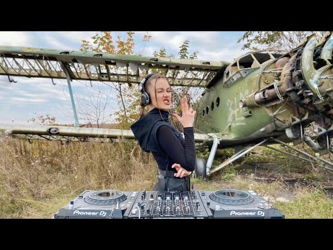 Bass House & Tech House mix by DJ Justri / Aircraft Graveyard