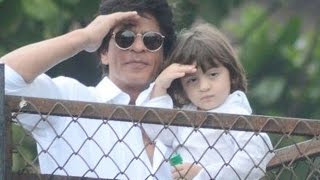 Crowd Went Crazy When Shah Rukh Khan With AbRam Waves At His Fans