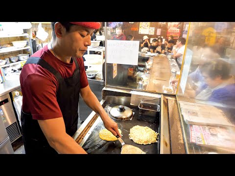 Deliciosa comida gourmet en un popular restaurante de okonomiyaki con increíble cocina teppanyaki 丨 Comida callejera japonesa: arroz frito Kobe y fideos Yakisoba
