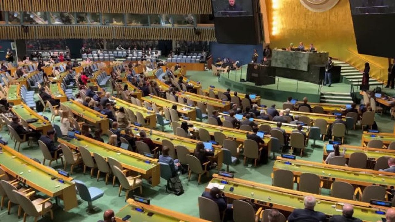 Applauso per Zelensky al termine del suo intervento all'Assemblea Generale delll'Onu