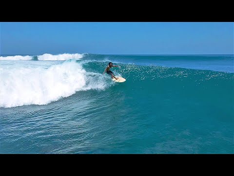 Drone shots ng magandang surf swell sa Ujung Bocur