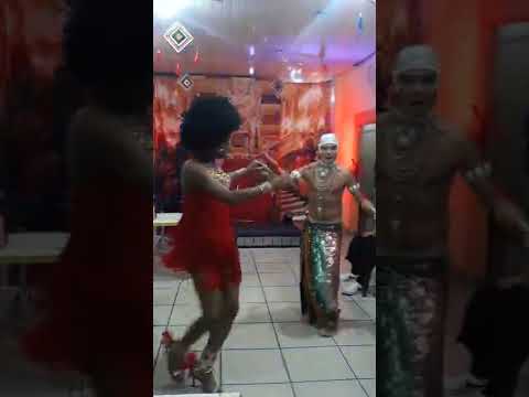 Tem que rebolar (Caracterização). Elza Soares e Ney Mato Grosso.