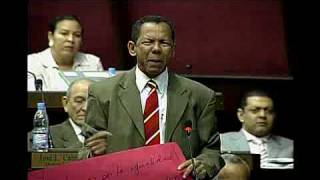Frank Martinez con pancarta de Protesta en la Camara de Diputados
