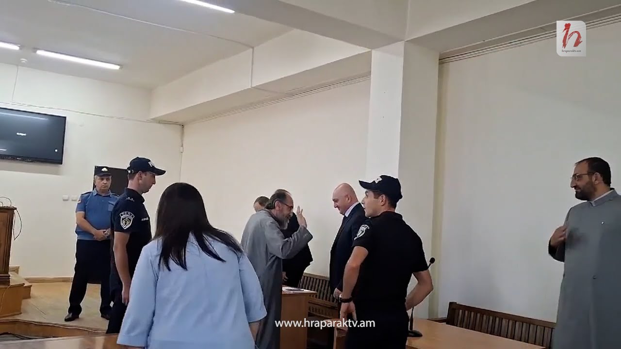 Միքայել Սրբազանն անտարբեր բարեւեց Արշակ Սրբազանին