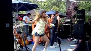 Ha Ash cantando Malas Costumbres en evento Nike