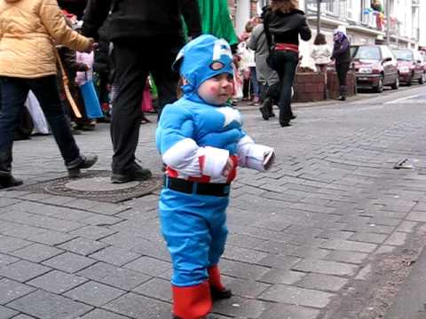 Captain America tanzt auf dem Veedelszuch Köln-Nippes