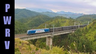 preview picture of video 'Chinese Electrics - HXD1B 0019 leads a long box car train over a small bridge near Laocheng'