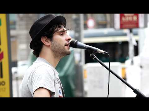 Foscari canta Coda Di Lupo di Fabrizio de Andrè (Milano busking session)