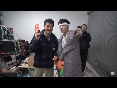 180309 Yixing Feeds KFC & Give Cast & Crew Red Packets - The Golden Eyes Behind the Scene Clip