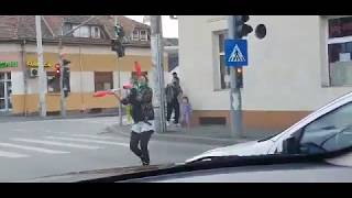 VIDEO FOTO Imaginile zilei la Sibiu în vremea coronavirusului - Spectacol într-o intersecție 1 video