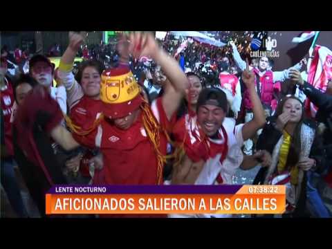 "Así celebraron los hinchas de Santa Fe triunfo de la Copa Sudamericana" Barra: La Guardia Albi Roja Sur • Club: Independiente Santa Fe