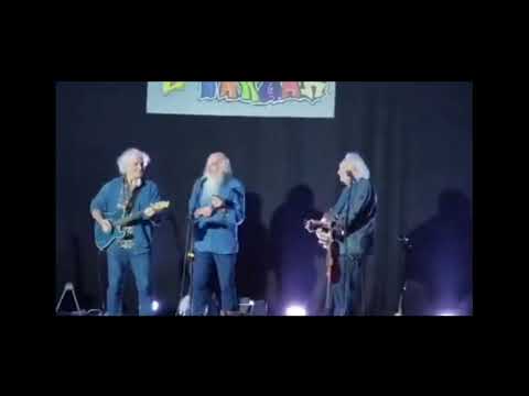 Trio EDF sous l'hangar