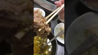 昔の同僚と焼肉屋に行った。とろとろテールのお肉