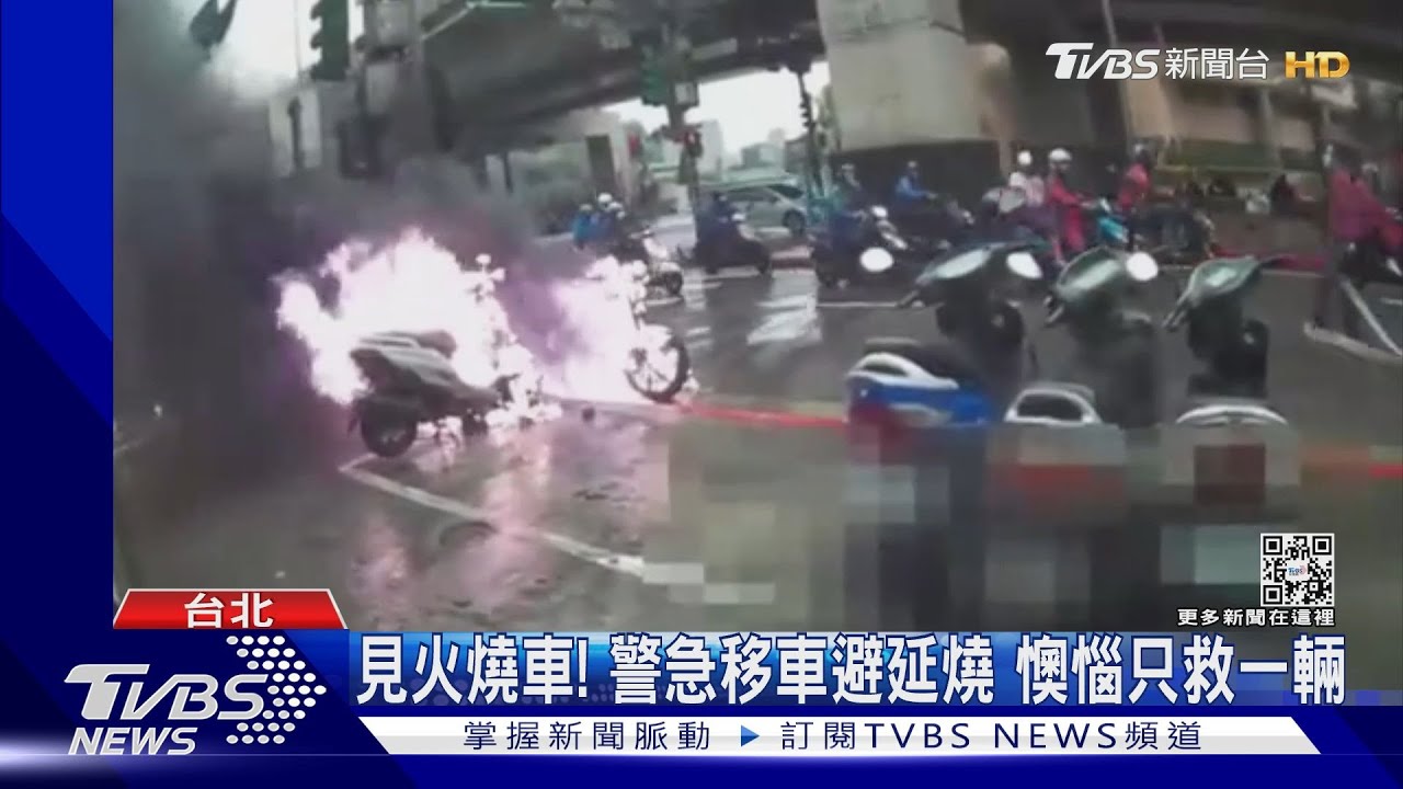 機車「行駛」中竄火 警驚險徒手移車救援