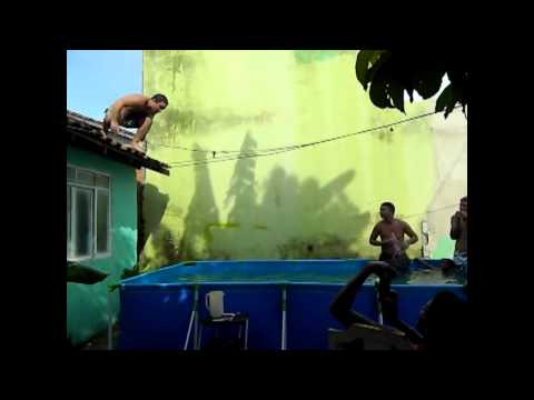 Salto de barriga na piscina.wmv