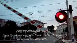 preview picture of video 'Frecciabianca transita al PL di Marotta'