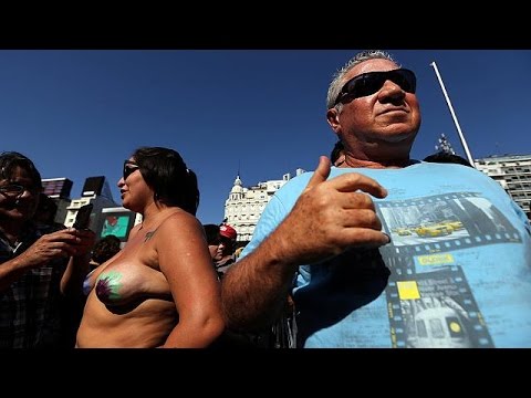 Argentine : elles manifestent topless pour le droit d'être seins nus