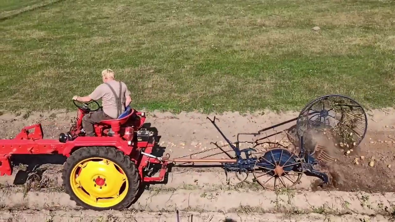 Fortschritt RS09 Kartoffeln roden, Farmer Tractor Video