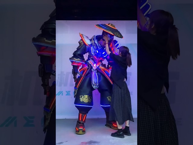 Vídeo relacionado con KOMBIUDA Hebilla de Cinturón de Espada LED Metálica Resistente para Cosplay y Fiestas Diseño Exclusivo de Mango de Espada Accesorio Luminoso para Disfraces Infantiles