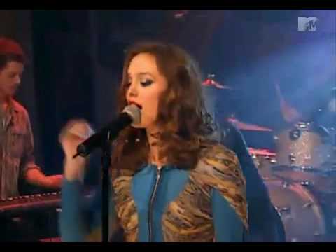 Leighton Meester Singing Somebody To Love Live