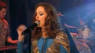 Leighton Meester Singing Somebody To Love Live