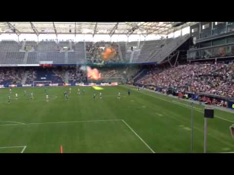 SK Rapid Wien Fankurve / Pyrotechnik -  Bengalos (Fan-Cam)