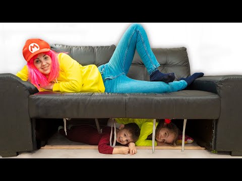 Tipi che giocano a nascondino - Bambini Vs Adolescenti