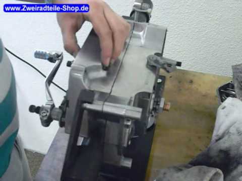 Adjusting the gearshift on a Simson S51 engine