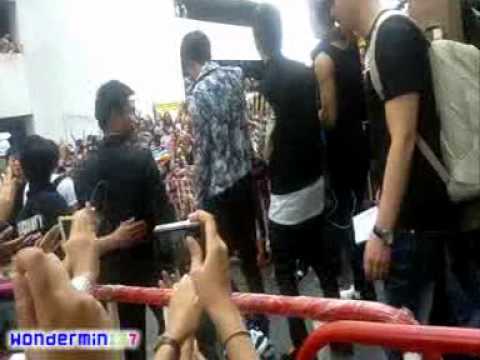 130217 - SJM at Maleenon building & KyuMin in the same car